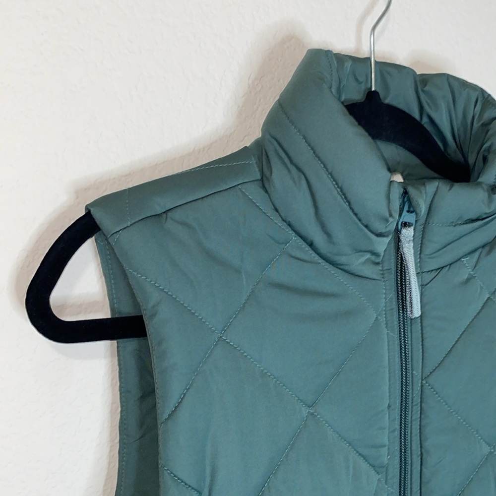 🪿Vera Bradley Full Zip Quilted Vest in Sage Green with floral print! - Picture 5 of 16